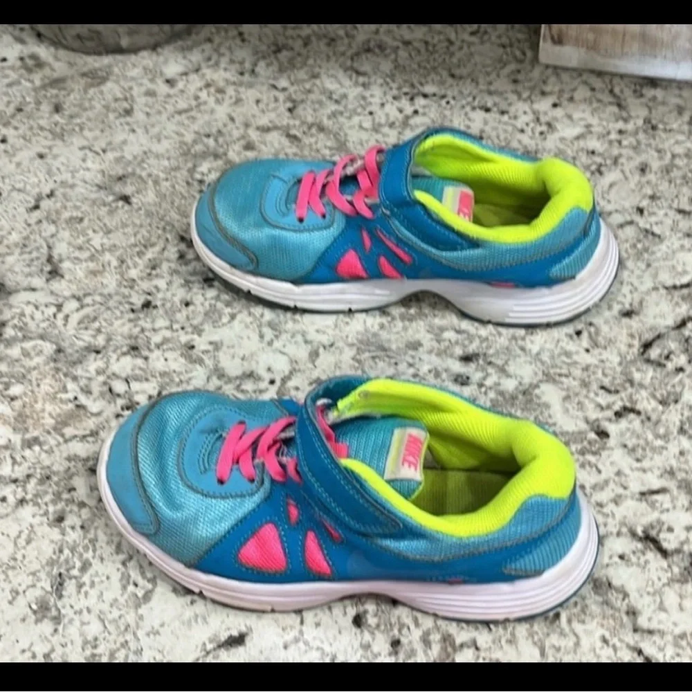 Nike Girls Blue and Pink tennis shoes size 2Y Great condition
